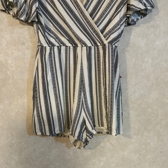 Striped V-Neck Romper - Picture 3 of 12